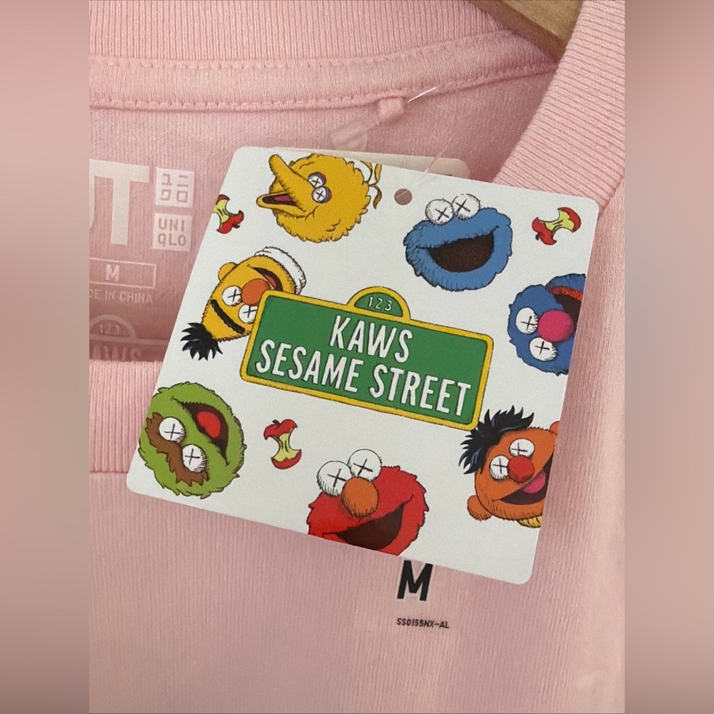 KAWS x UNIQLO Sesame Street PINK ELMO T -SHIRT Size MEDIUM NEW NWT RARE! - Picture 3 of 9